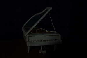 عکس با کیفیت پیانو سفید پس زمینه تیره